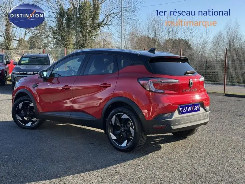 Renault Captur 2025 Rouge Flamme/Noir Etoilé en 3/4 arrière droit, avec jantes noires et toit noir contrasté.