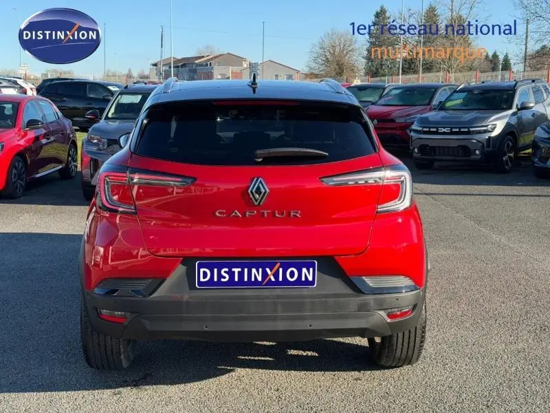 Vue arrière d'un Renault Captur 2025 Rouge Flamme avec toit Noir Étoilé, mettant en valeur ses feux LED et son logo central.