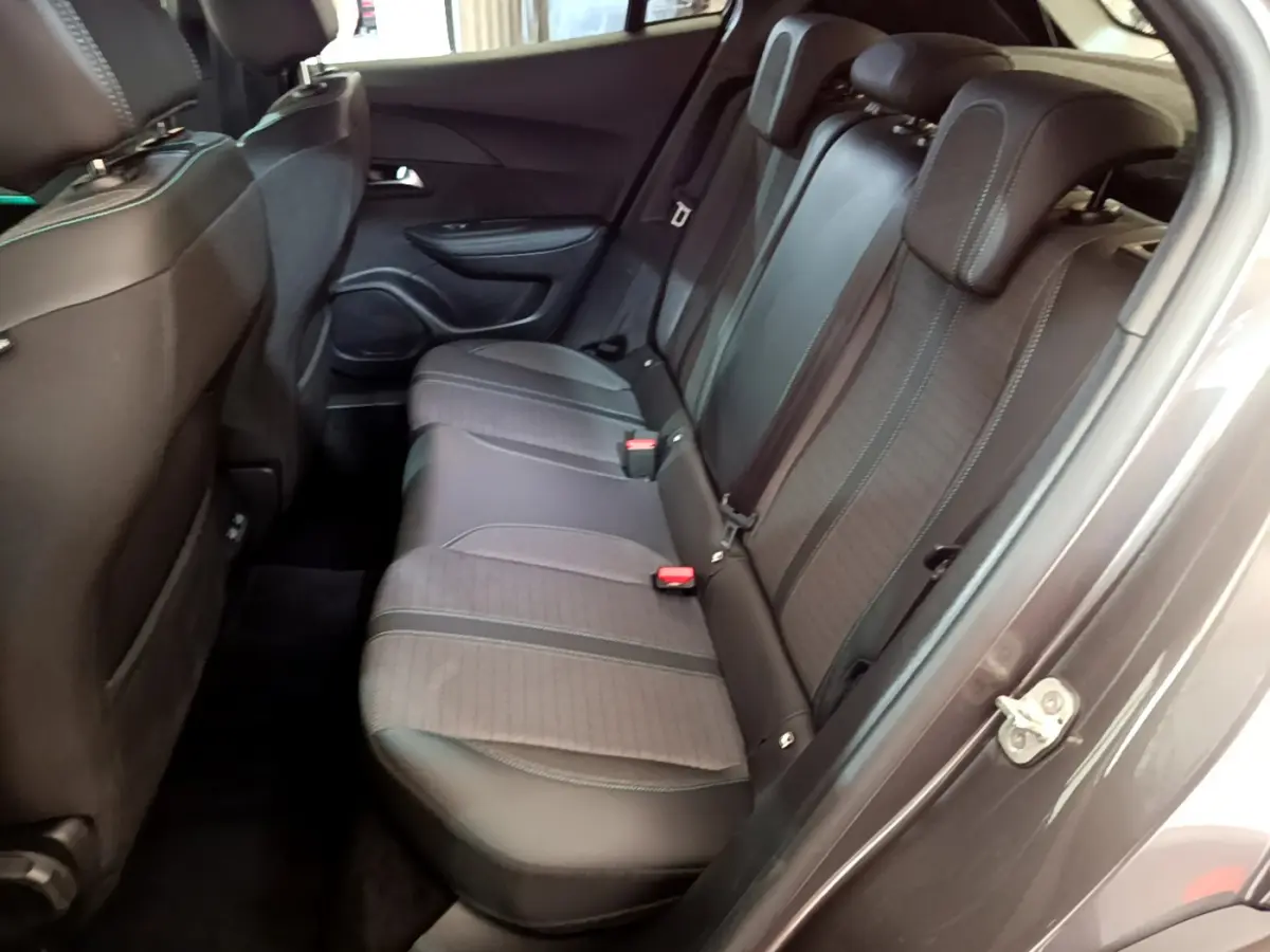 Vue intérieure côté droit des sièges arrière en tissu gris et cuir noir du Peugeot 2008 gris foncé 2022.