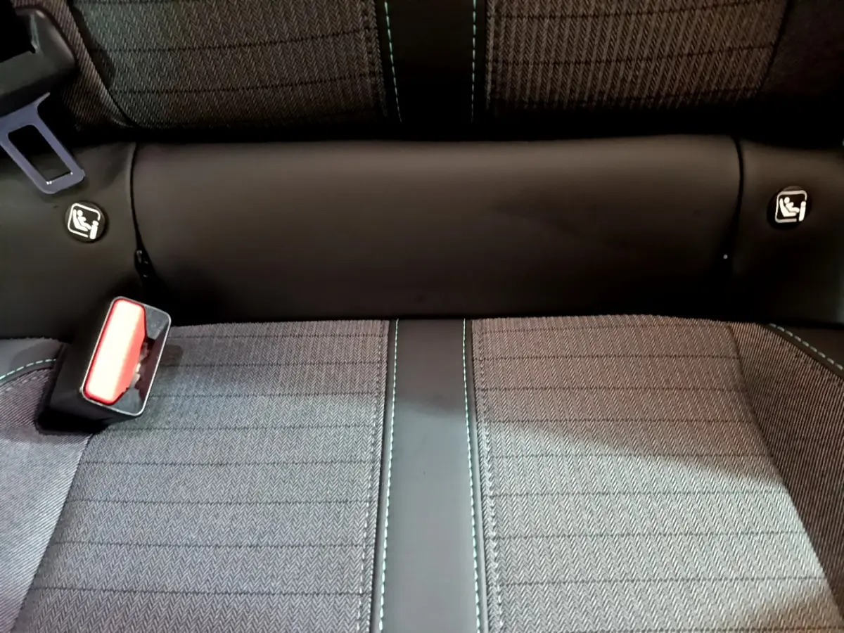 Gros plan sur la banquette arrière grise avec coutures contrastantes et fixations Isofix visibles d'une Peugeot 2008.