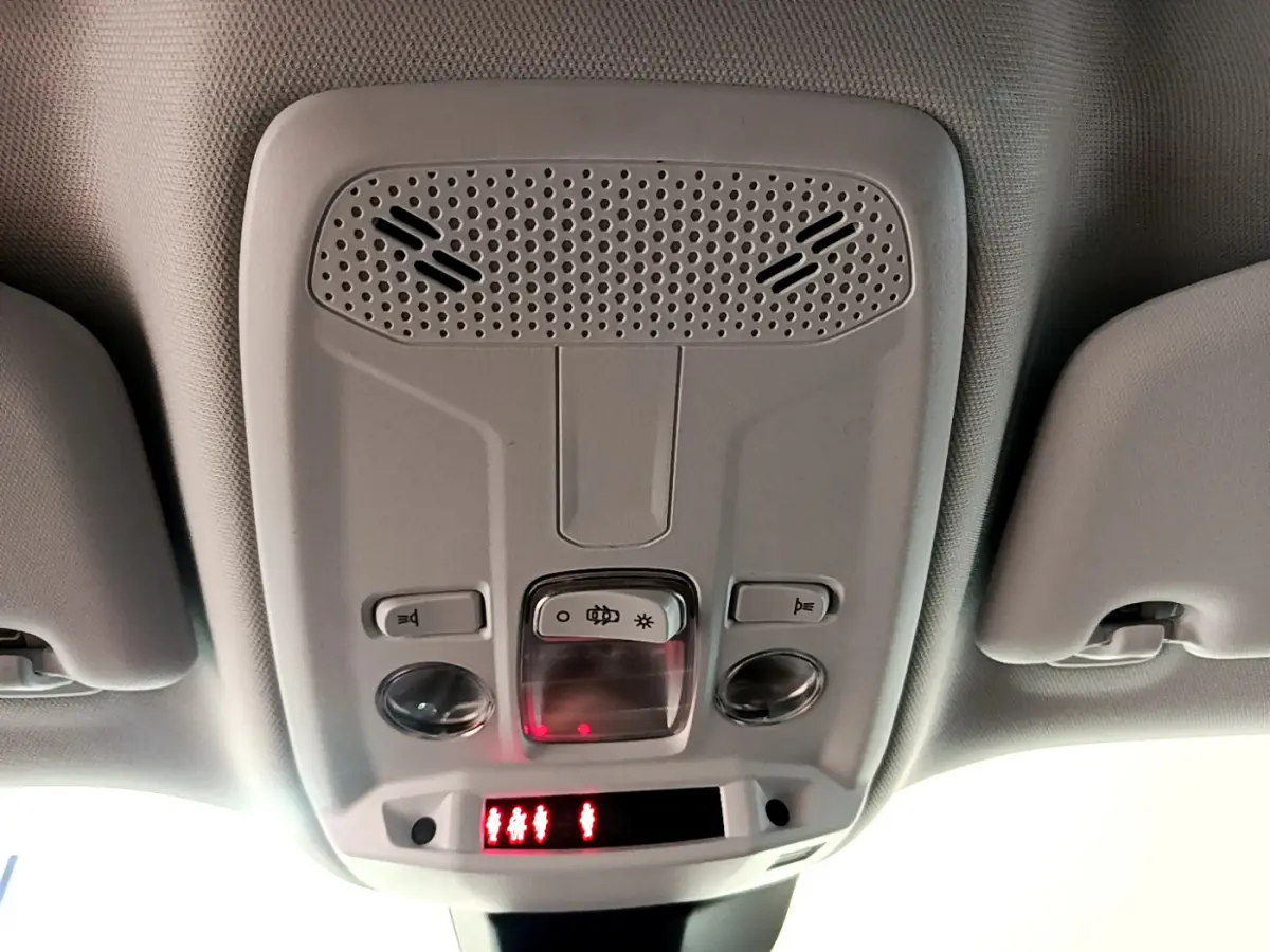 Plafonnier intérieur de Peugeot 2008 gris foncé, avec commandes d'éclairage et indicateurs lumineux rouges.