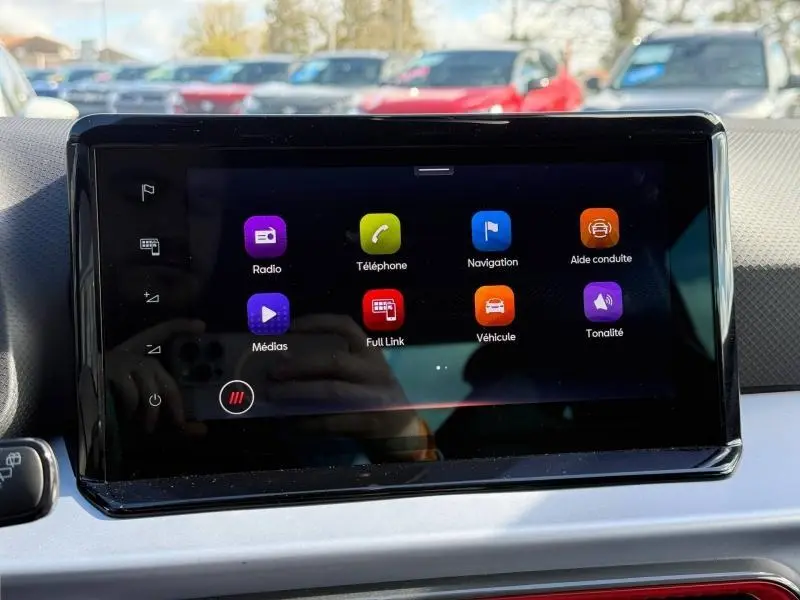 Écran tactile central du tableau de bord du SEAT Arona 2025, affichant les icônes des fonctions multimédia et navigation.