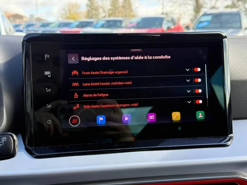 Écran tactile central du SEAT Arona 2025 affichant les réglages des aides à la conduite, intérieur moderne et épuré.