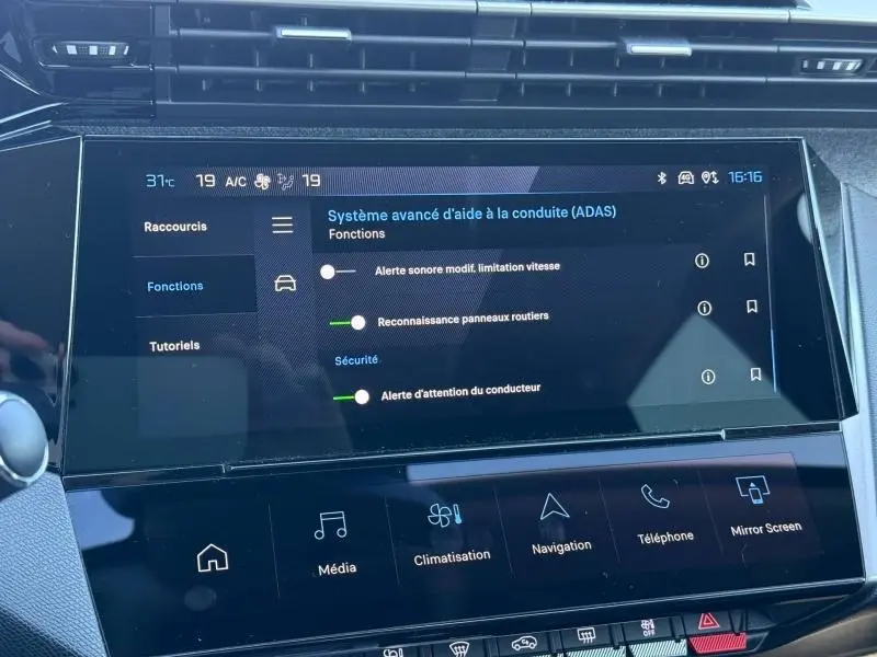 Écran tactile intérieur de la Peugeot 308 gris, affichant les réglages avancés d’aide à la conduite (ADAS).