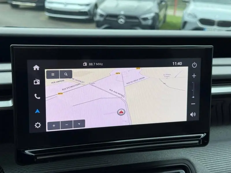 Écran tactile central du tableau de bord d'une Citroën C3 électrique 2025, vue intérieure frontale.