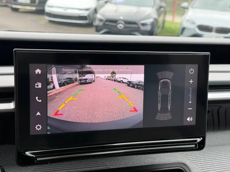Écran central de la Citroën C3 électrique 2025 montrant la caméra de recul avec guidage coloré et vue arrière du véhicule.
