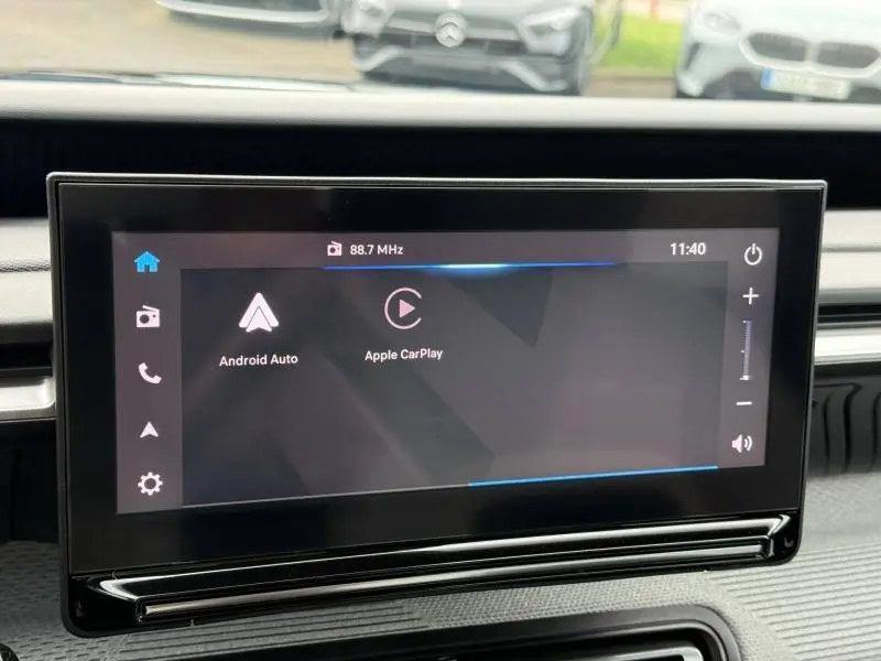Écran tactile central du tableau de bord de la Citroën C3 électrique 2025, affichant Android Auto et Apple CarPlay.