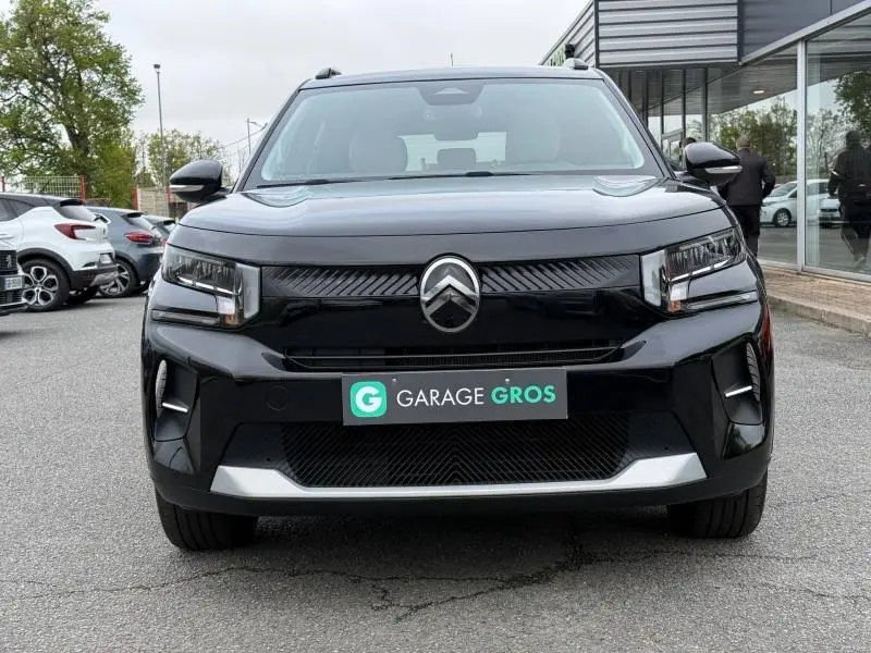 Vue frontale d'une Citroën C3 électrique 2025 en Noir Perla Nera avec logo distinctif et calandre moderne.