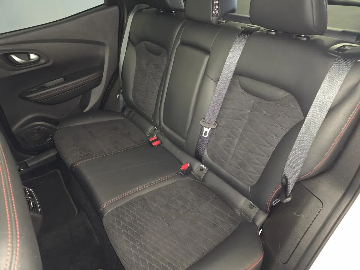 Vue intérieure des sièges arrière noirs en tissu et cuir avec surpiqûres rouges du Renault Kadjar 1.5 Blue dCi Black Edition.