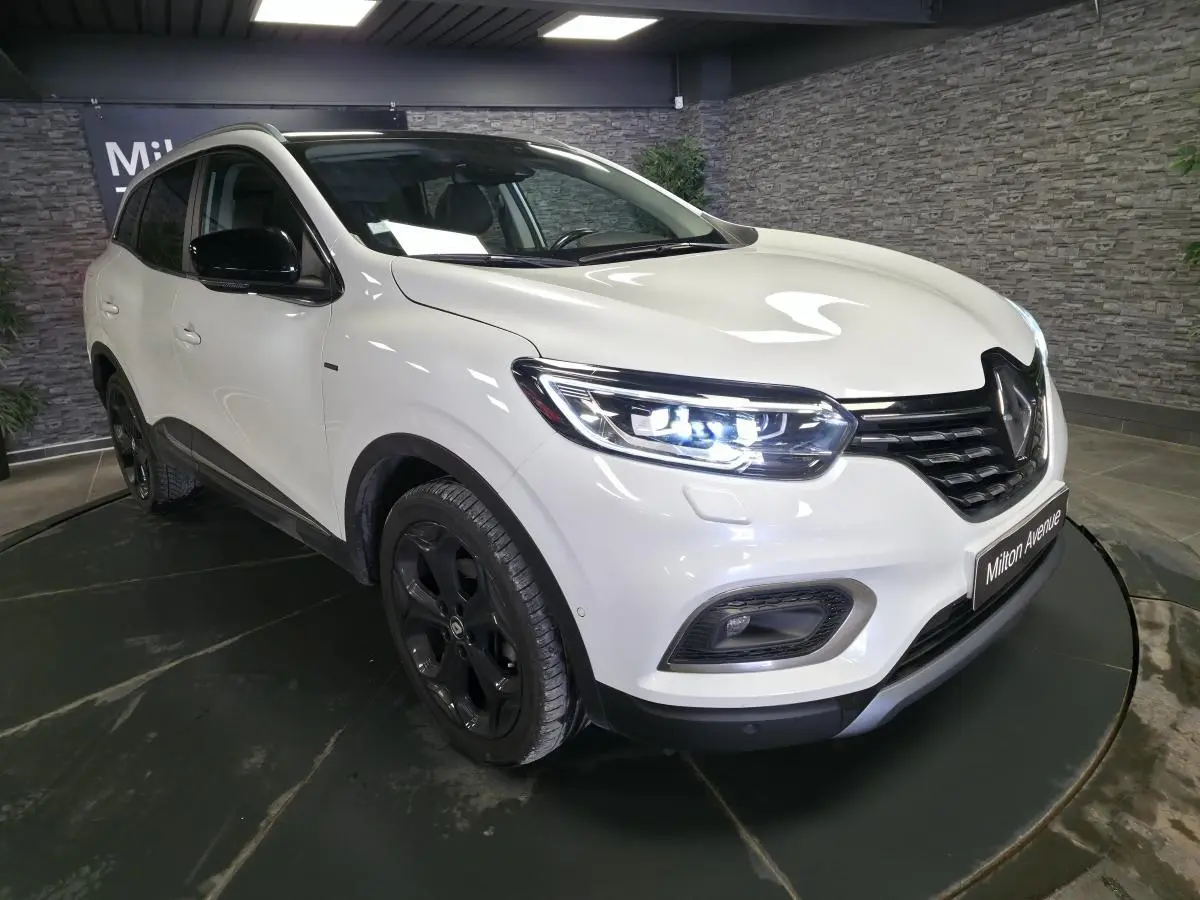 Renault Kadjar 1.5 Blue dCi 2020 blanc nacré, vue 3/4 avant droit avec jantes alliage noires et toit en verre.