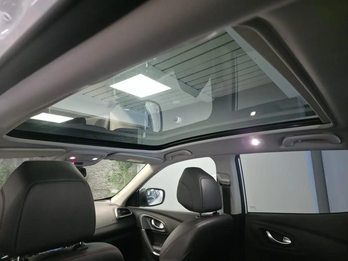 Vue intérieure du toit en verre fixe et sièges avant noirs du Renault Kadjar Blanc 2020 Black Edition.