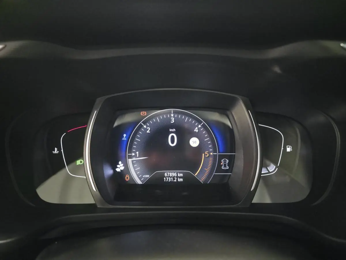 Vue rapprochée du tableau de bord numérique du Renault Kadjar 2020, affichage du compteur et indicateurs lumineux.