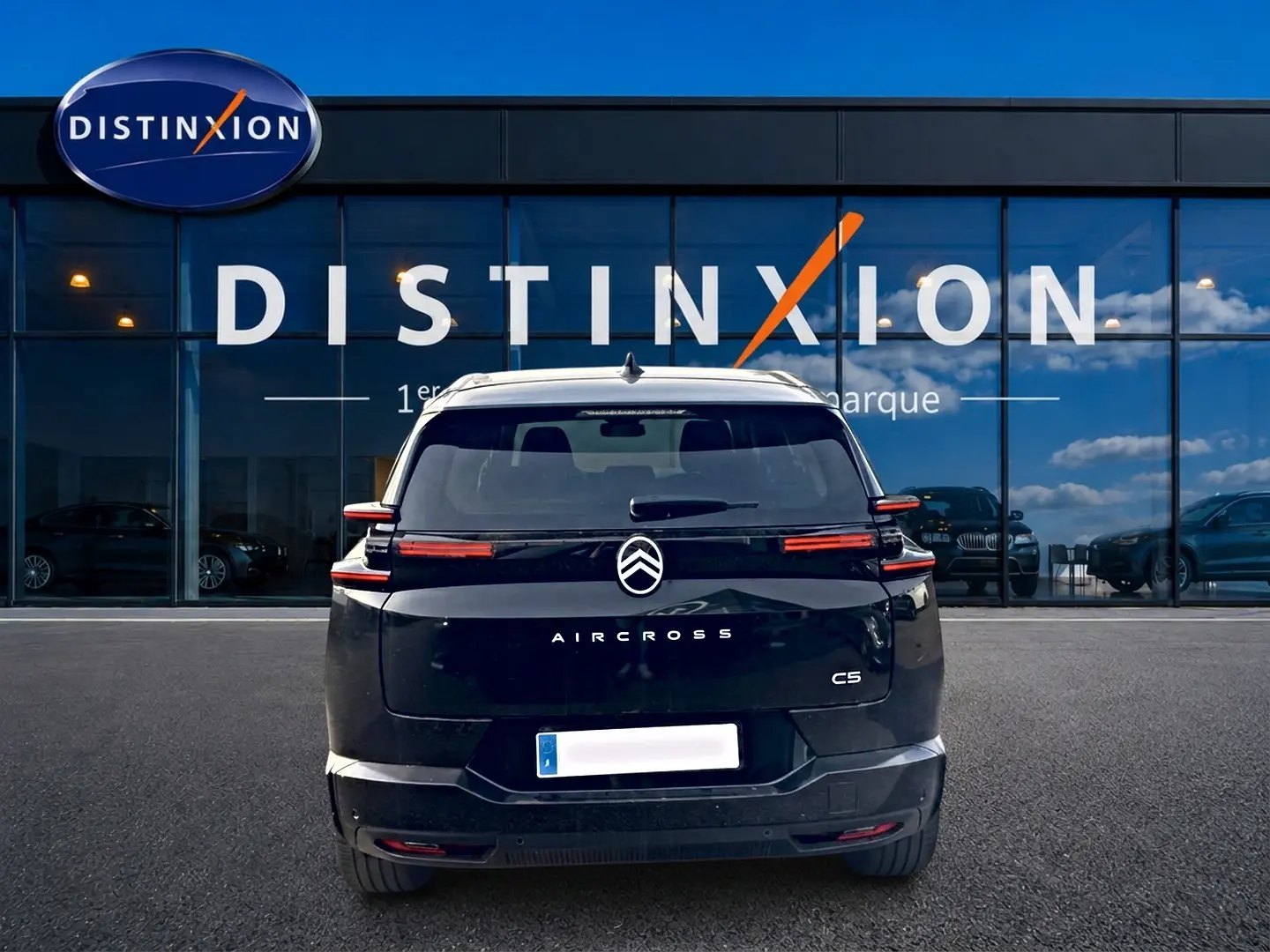 Vue arrière d'un Citroën C5 Aircross noir 2026, avec feux LED horizontaux et logo centré sur coffre.