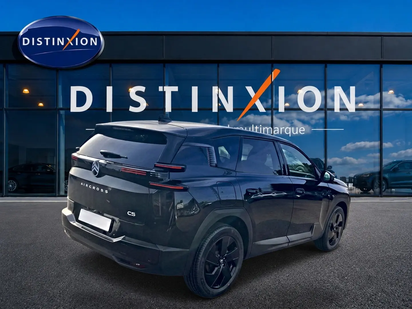 Vue 3/4 arrière droite d'un Citroën C5 Aircross noir 2026 avec jantes noires et feux arrière LED fins.