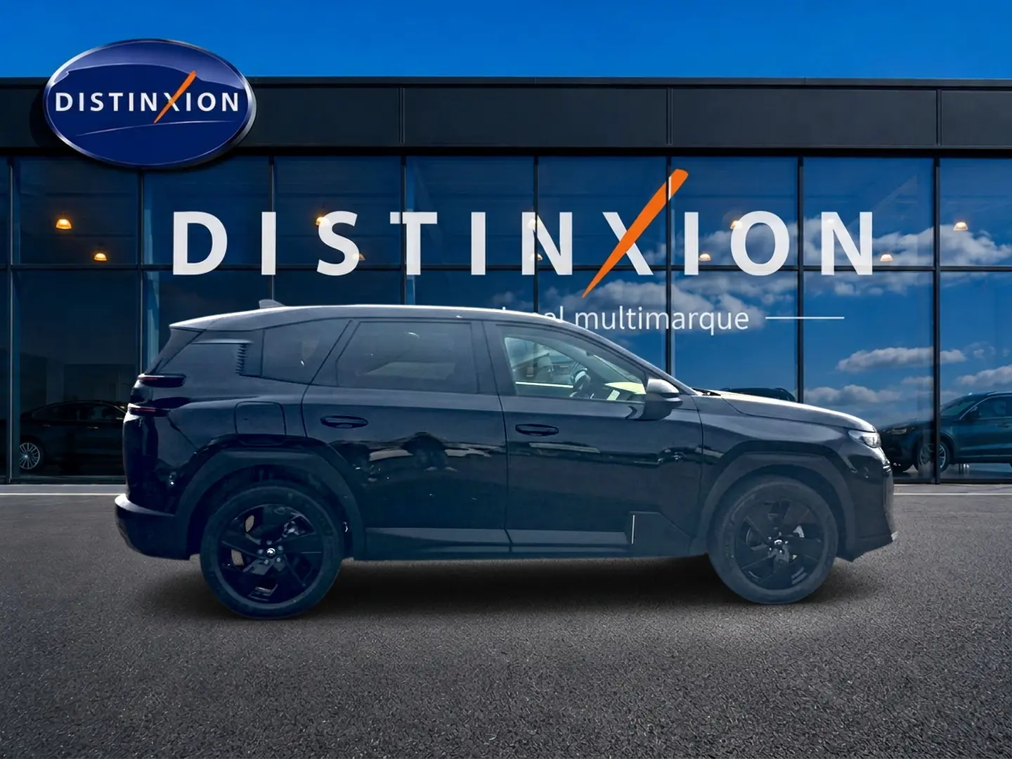Profil droit du Citroën C5 Aircross noir 2026 avec jantes noires, devant une vitrine Distinxion.