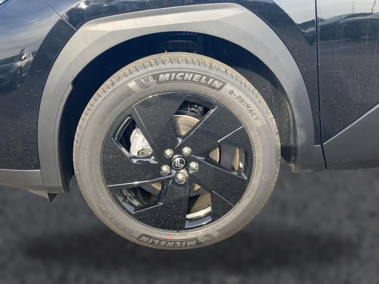 Gros plan sur la roue arrière droite noire du Citroën C5 Aircross 2026 avec jante 19 pouces zircon et pneu Michelin.