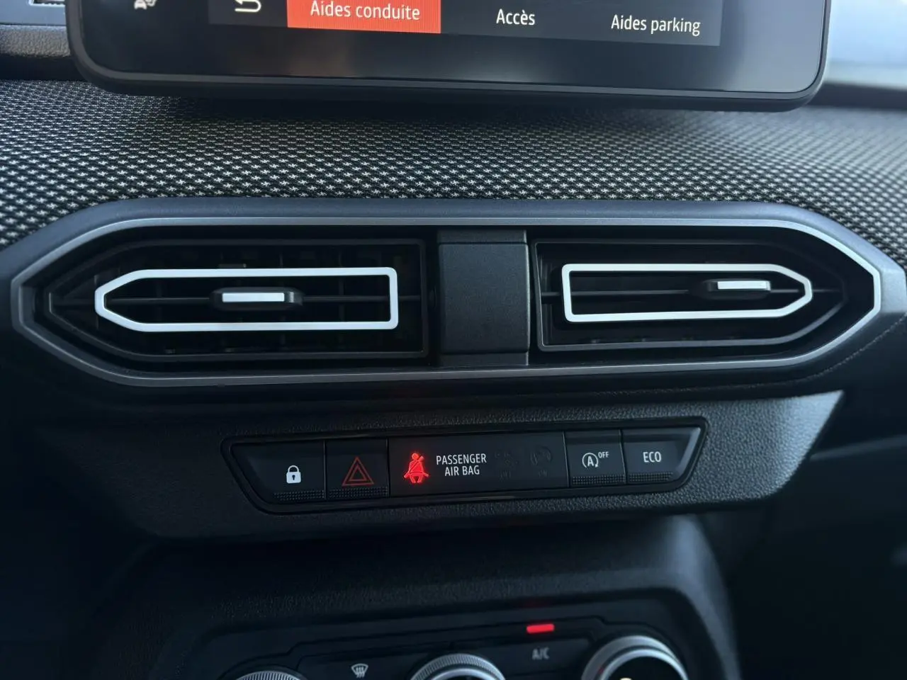 Détail des aérateurs et boutons de commande sur le tableau de bord du Dacia Jogger Gris Schiste, version 2025.