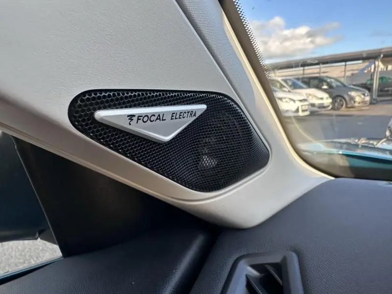 Gros plan sur l'enceinte Focal Electra intégrée côté gauche de l'habitacle du DS3 1.2 Hybride 145 Étoile bleu métal 2025.