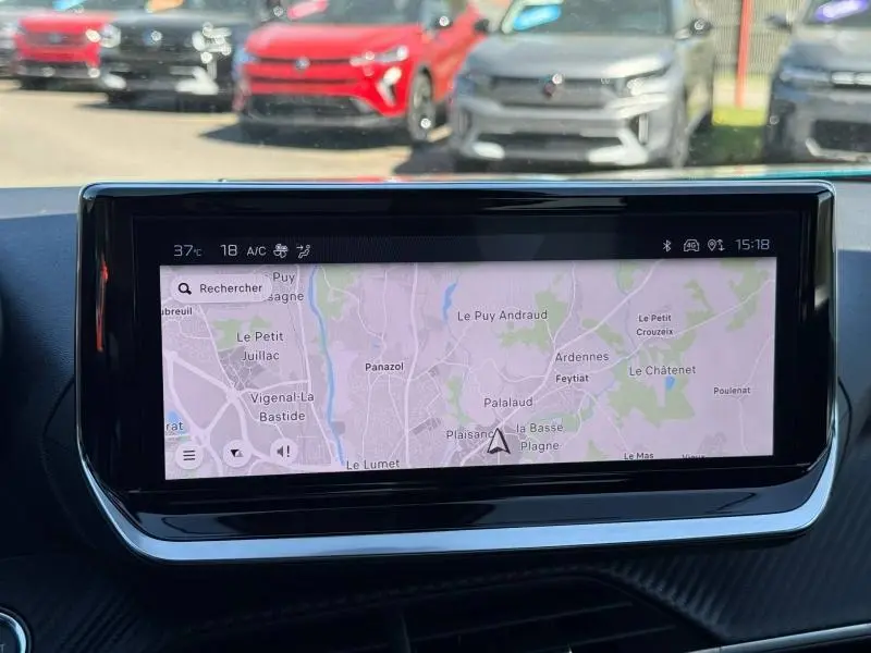 Écran tactile central affichant la navigation dans un Peugeot 2008 1.2 Hybrid 145ch Allure 2025, intérieur moderne.