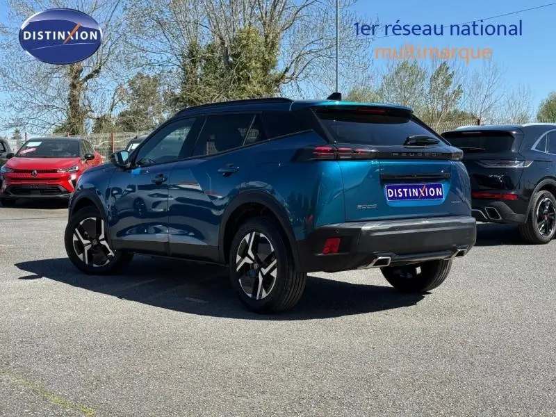 Peugeot 2008 bleu Obsession en 3/4 arrière droit, avec toit noir et jantes alliage distinctives.