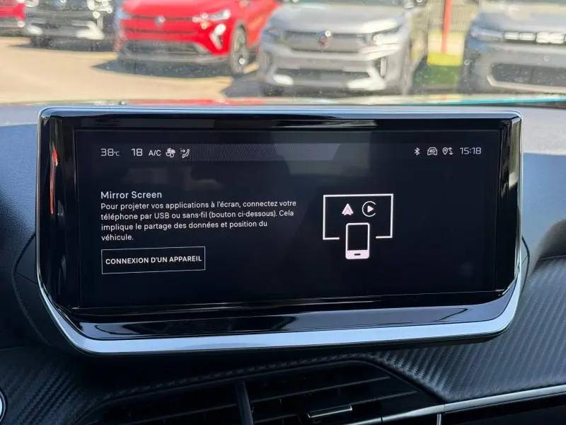 Vue intérieure du tableau de bord du Peugeot 2008 2025, écran tactile affichant l'option Mirror Screen.