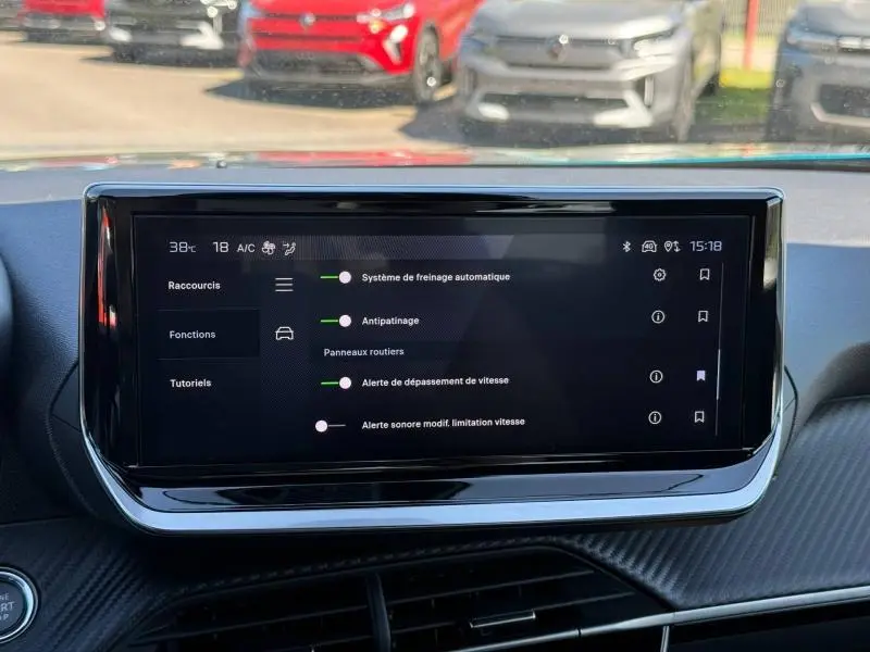 Peugeot 2008 Bleu Obsession 2025 vue de face en stationnement avec calandre et logo distinctifs visibles.