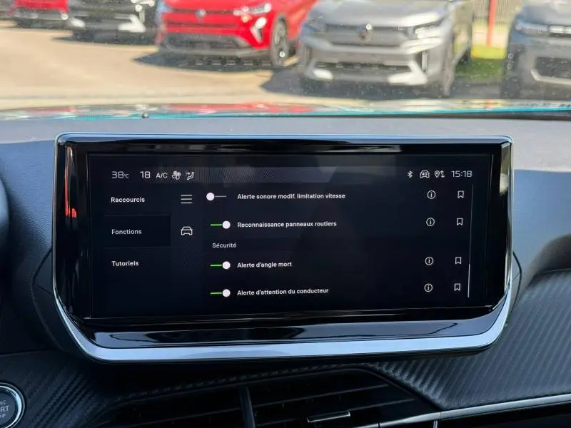 Écran tactile central du Peugeot 2008 1.2 Hybrid 145ch Allure bleu, affichant les options d'alerte et sécurité.