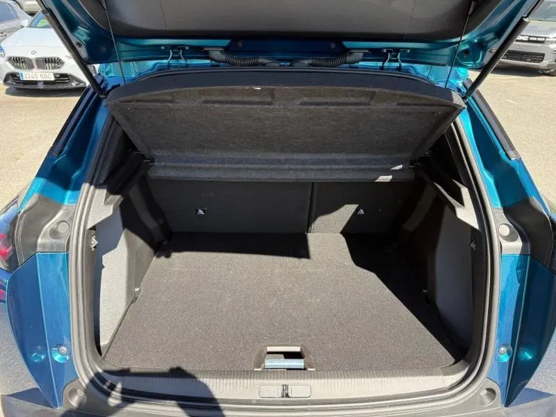 Coffre ouvert vu de l'arrière d'un Peugeot 2008 bleu Obsession 2025, montrant l'espace de chargement vide.