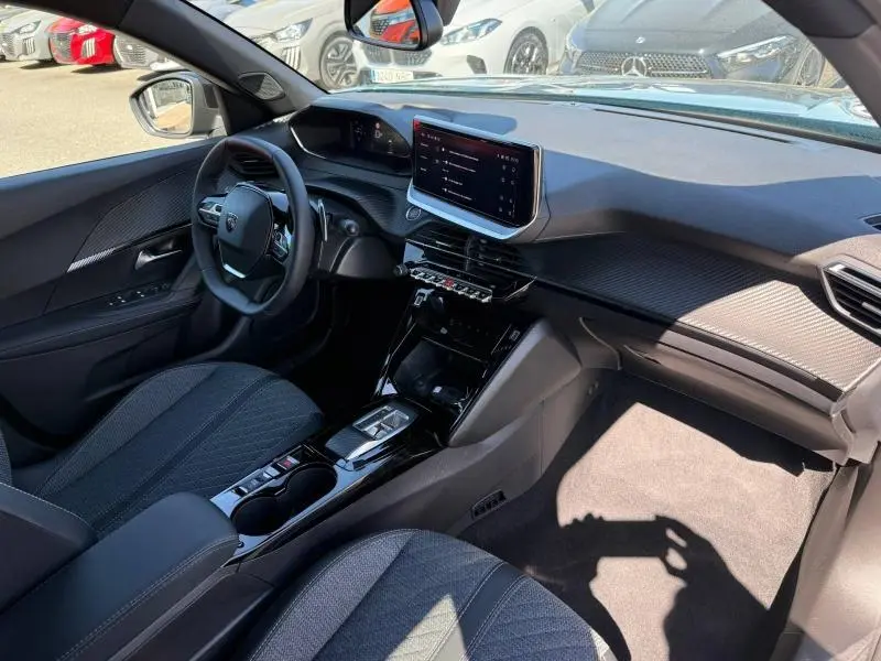 Vue intérieure côté conducteur du Peugeot 2008 1.2 Hybrid 145ch Allure avec tableau de bord moderne et écran tactile central.