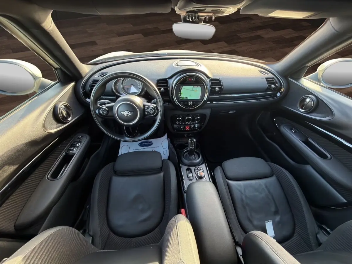 Vue intérieure avant de la MINI Clubman F54 Cooper Exquisite 2019, tableau de bord noir avec écran tactile et volant cuir.