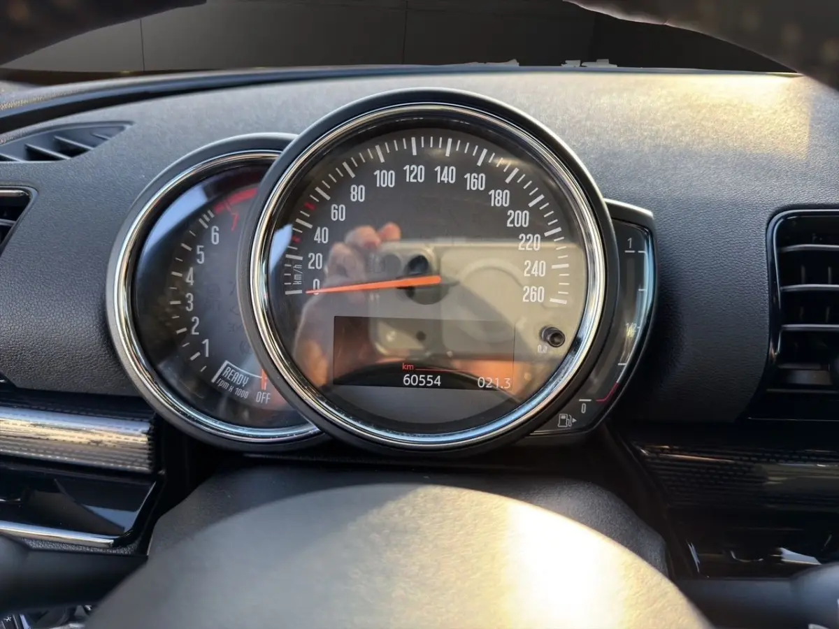 Vue rapprochée du tableau de bord noir de la MINI CLUBMAN F54, affichant le compteur de vitesse et le compte-tours.