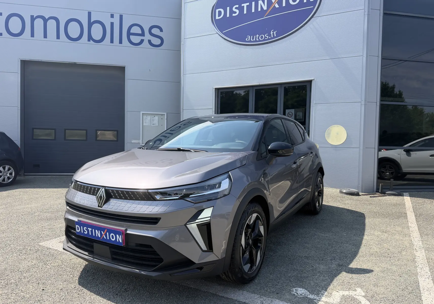 Renault Captur 2026 gris Cassiopée bi-ton en vue 3/4 avant, avec jantes aluminium noires et calandre moderne.