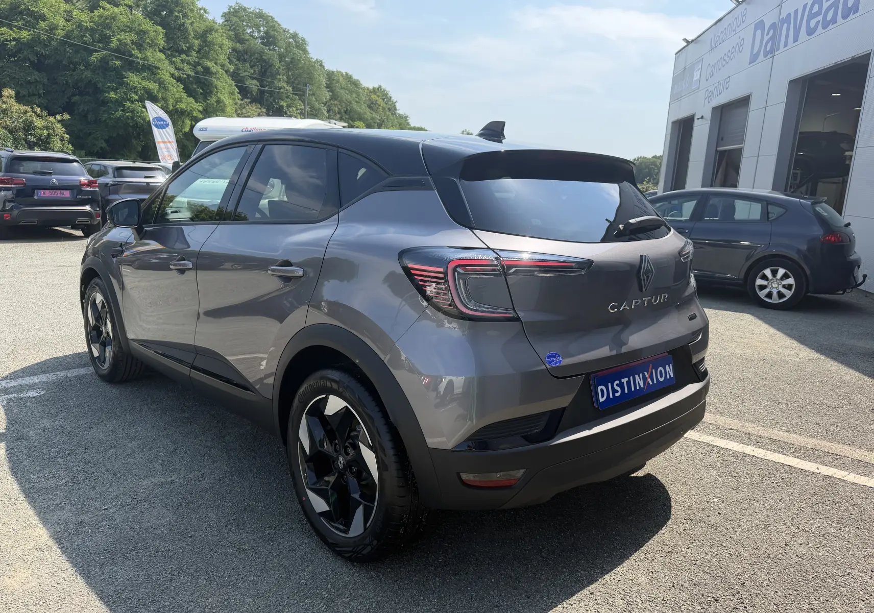 Vue 3/4 arrière droite du Renault Captur 2026 gris Cassiopée bi-ton avec jantes aluminium noires et toit noir.