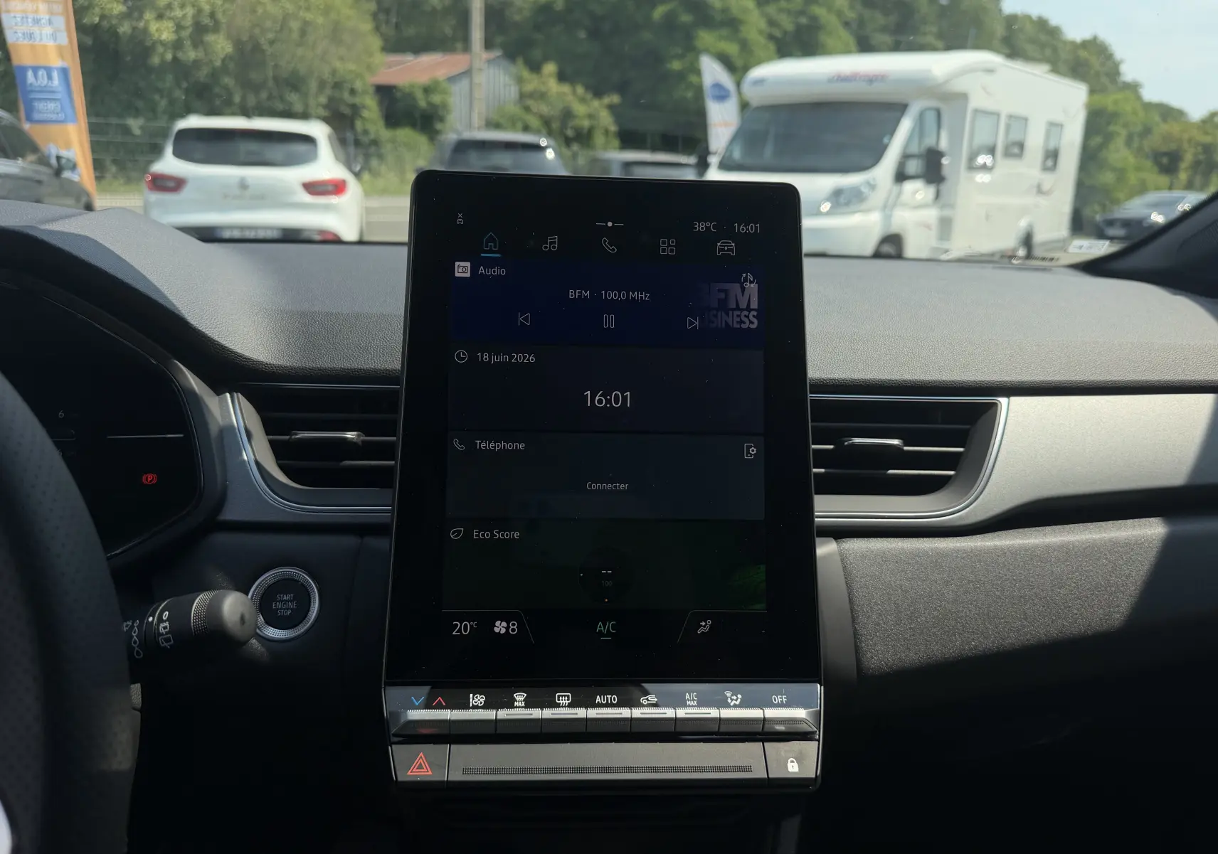 Vue intérieure centrée sur l’écran tactile vertical du tableau de bord du Renault Captur gris Cassiopée bi-ton 2026.