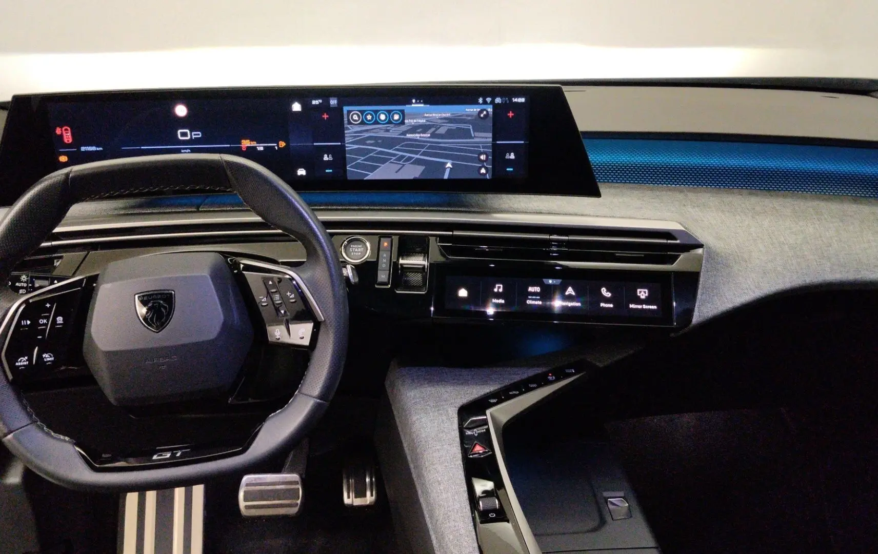 Vue intérieure du tableau de bord du Peugeot 5008 III Hybrid 145 GT avec volant multifonction et écrans numériques.