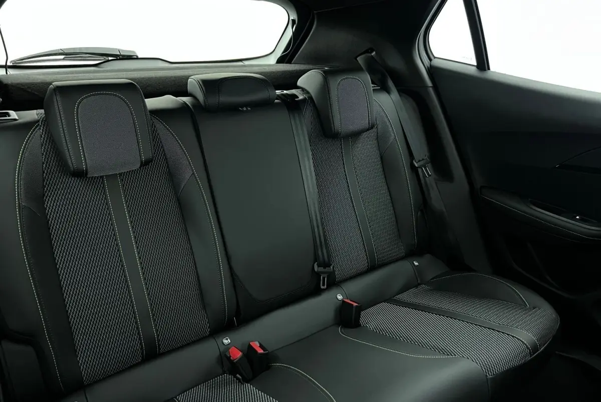 Vue intérieure sur la banquette arrière noire et grise du Peugeot 2008 Hybrid 145 e-DCS6 GT 2025.