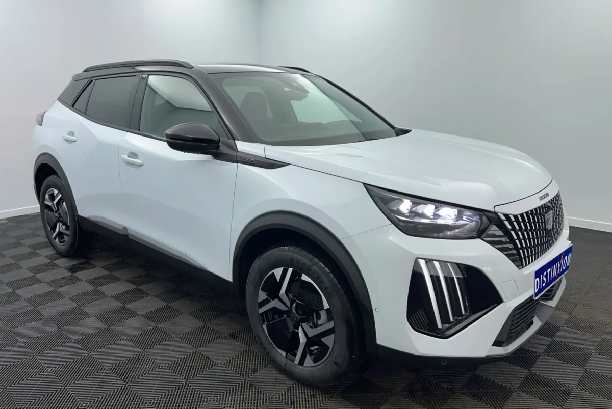 Peugeot 2008 Hybrid blanc vue 3/4 avant droit, toit noir et feux LED distinctifs en vertical.