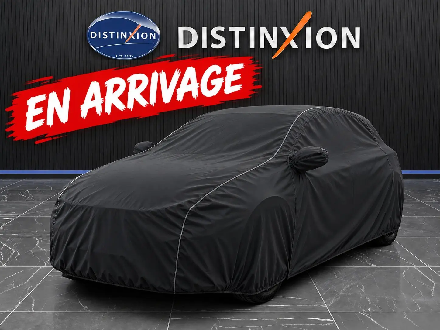 Vue 3/4 avant d'une FIAT 500 2024 blanche sous une housse noire dans un showroom avec panneau "En arrivage".