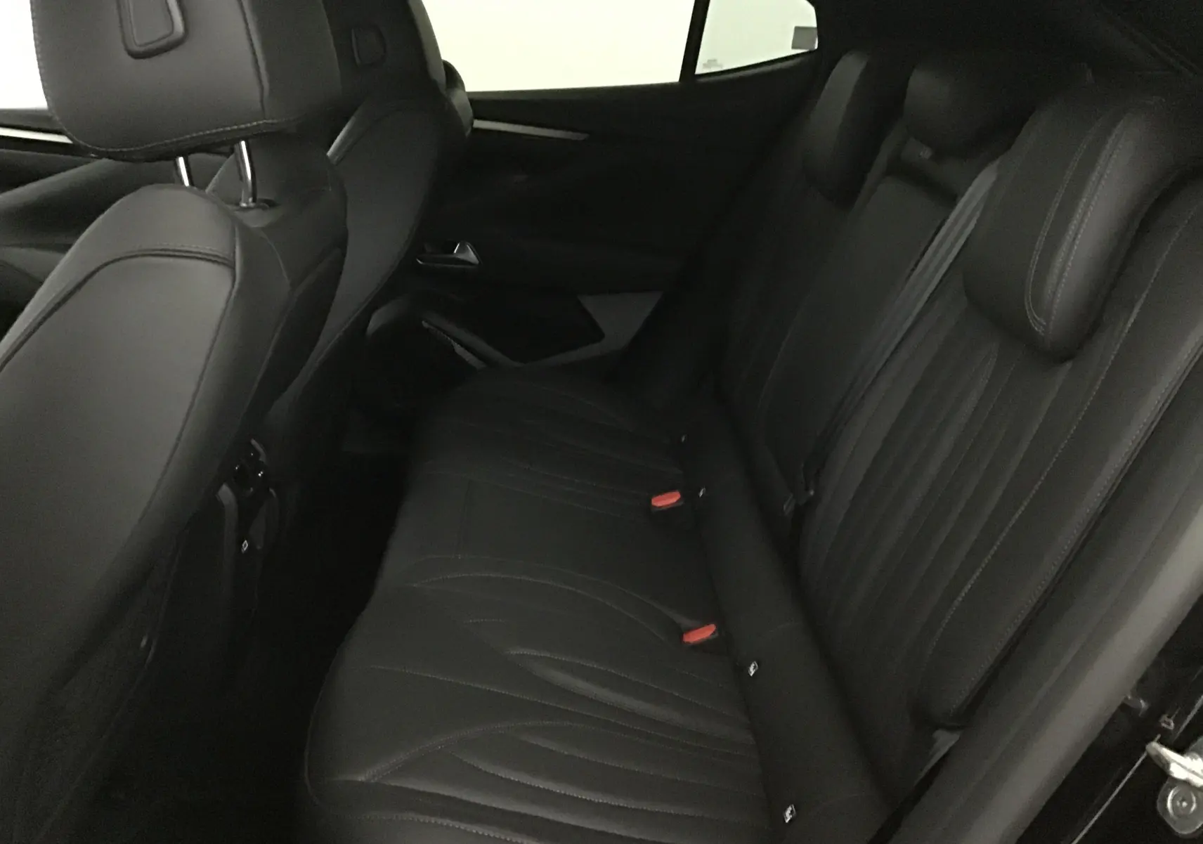 Vue intérieure côté droit des sièges arrière en cuir noir du DS4 Cross Rivoli 2022, soulignant le confort et la finition soignée.
