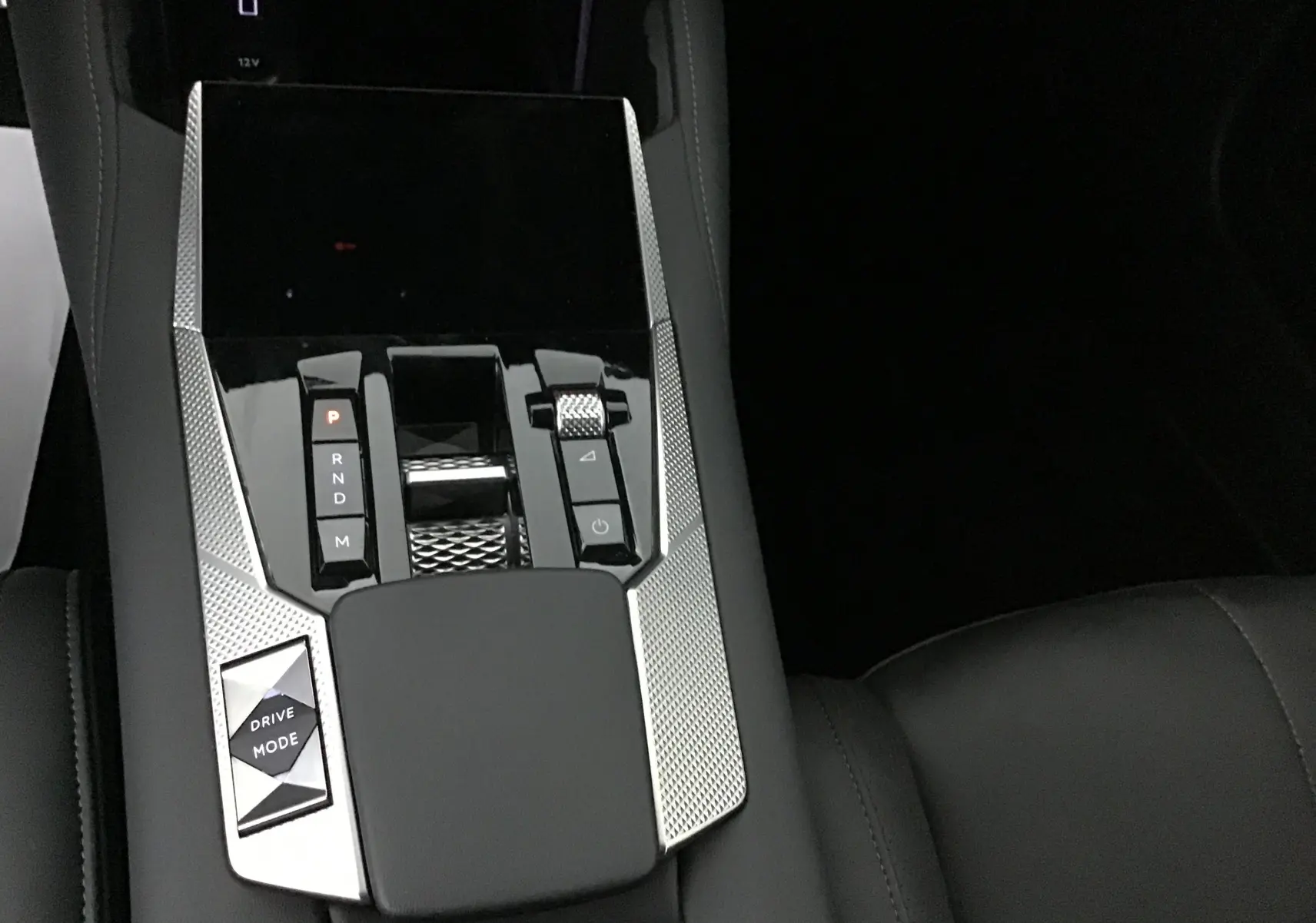 Gros plan sur la console centrale noire du DS4 2022 avec levier de vitesses automatique et bouton Drive Mode.