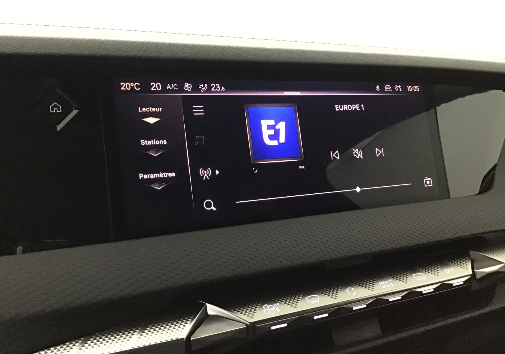 Écran tactile central du tableau de bord de la DS4 noire, affichant la radio Europe 1 en FM, avec commandes climatisation visibles.