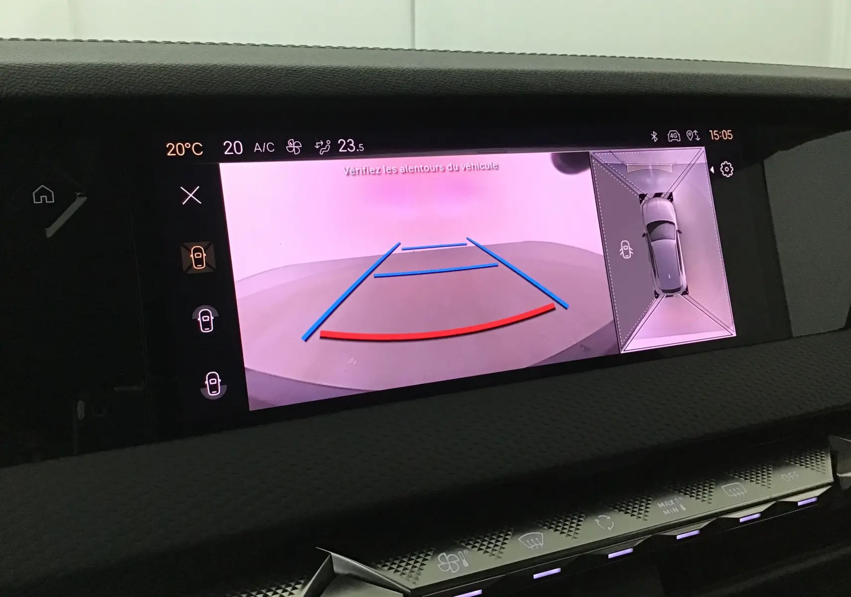 Écran intérieur du DS4 noir 2022 montrant la caméra de recul avec vue 360° et lignes de guidage colorées.
