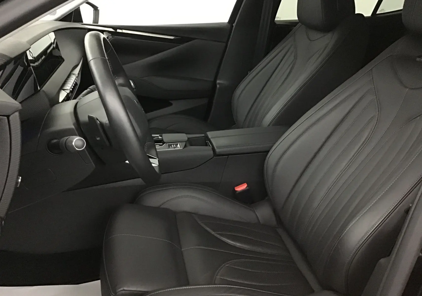 Intérieur avant gauche du DS4 noir 2022, sièges en cuir noir avec coutures élégantes et console centrale moderne.