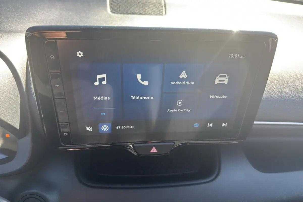Écran tactile central de la Toyota Yaris 2025 affichant les options médias, téléphone, Android Auto et Apple CarPlay.