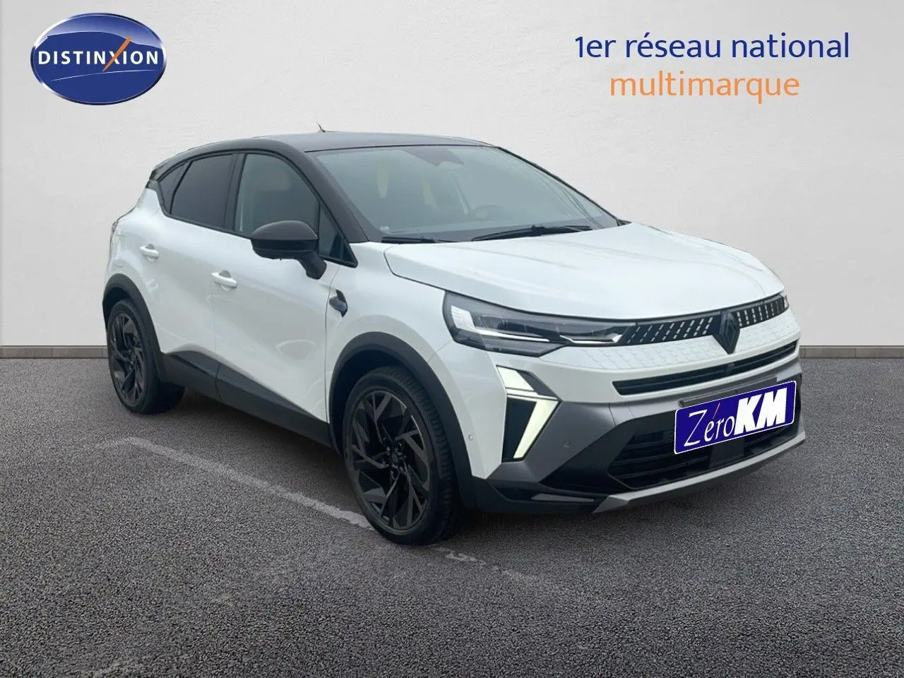 Renault Captur E-Tech hybride blanc nacré avec toit noir, vu en 3/4 avant droit sur fond neutre.