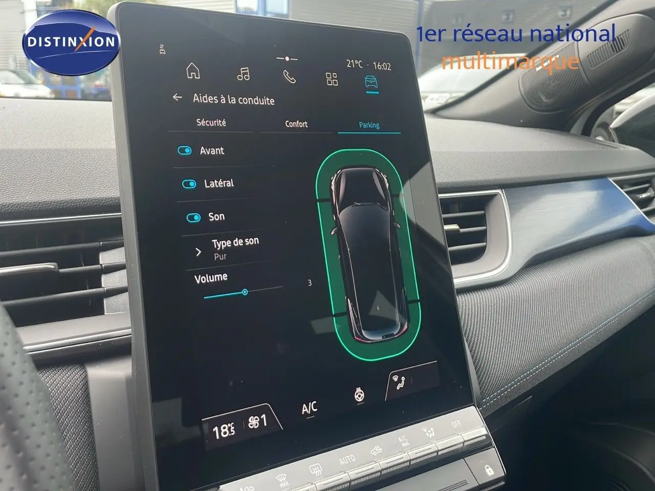 Écran tactile central du tableau de bord du Renault Captur E-Tech blanc nacré, affichant les aides à la conduite en mode parking.