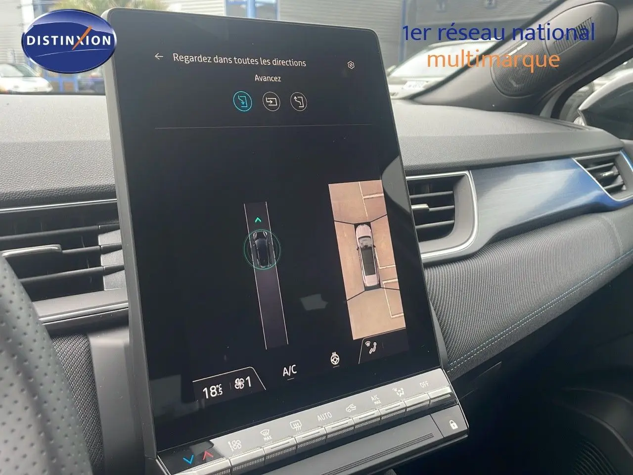 Écran tactile central affichant la caméra 360 dans l’habitacle du Renault Captur blanc nacré toit noir, côté passager.