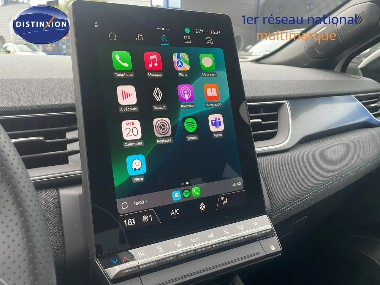 Vue intérieure centrée sur l'écran tactile vertical du tableau de bord du Renault Captur blanc nacré 2025.