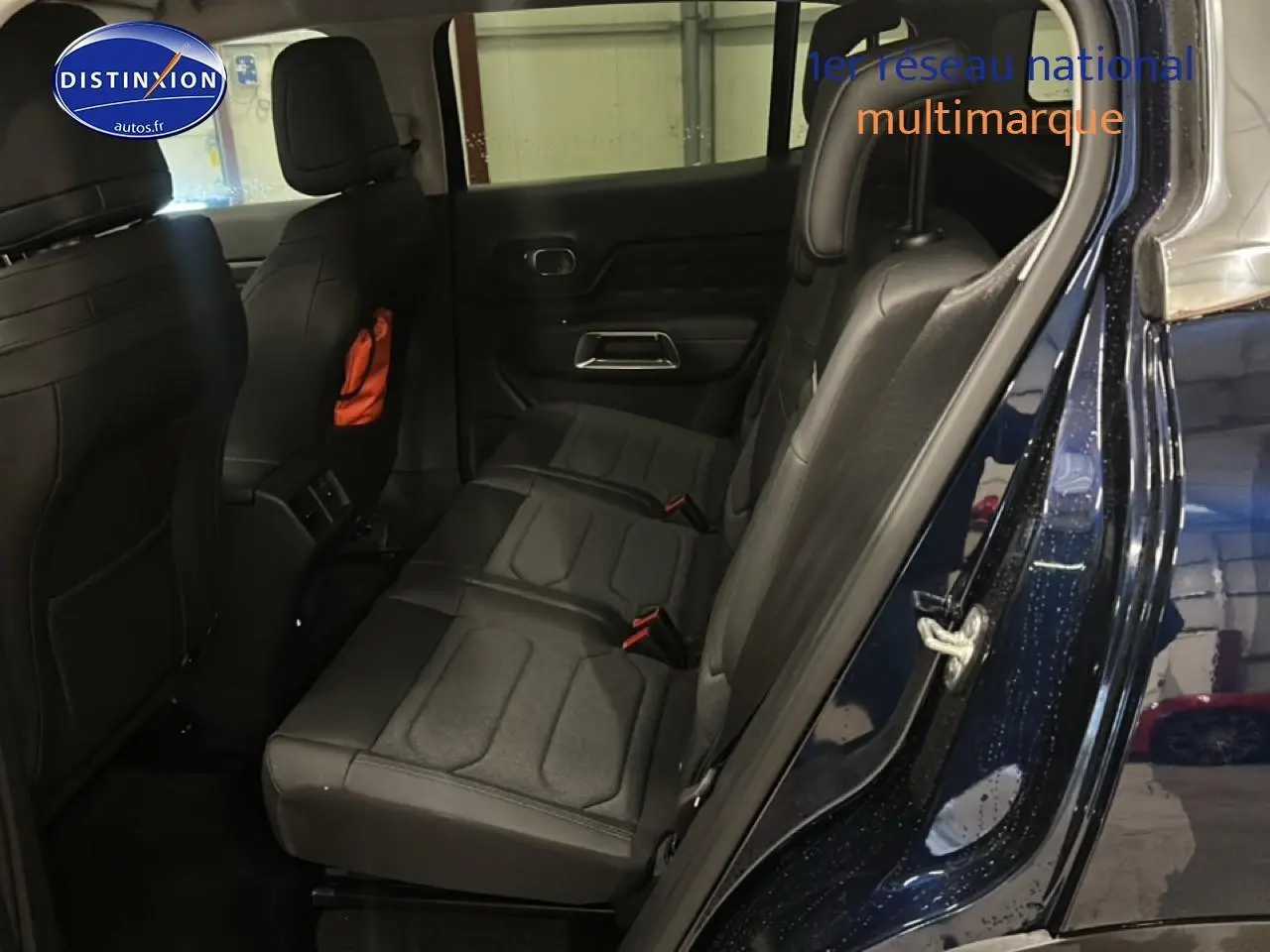 Vue côté droit sur la deuxième rangée de sièges individuels noirs du Citroën C5 Aircross Bleu Eclipse 2025.