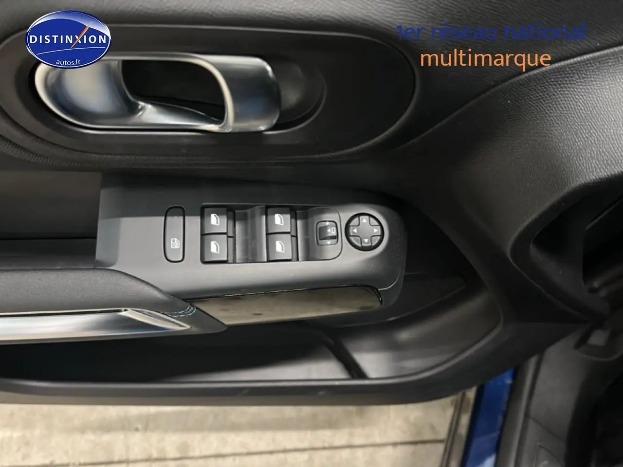 Vue rapprochée de la porte avant gauche du Citroën C5 Aircross bleu eclipse, montrant les commandes des vitres et rétroviseurs.